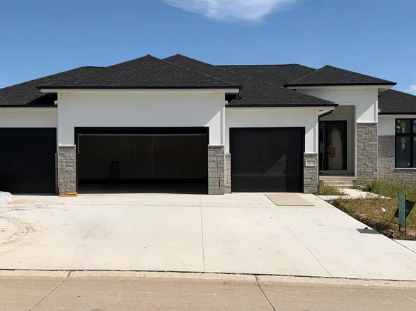 10713 S 219th Ave, Gretna, NE 68028