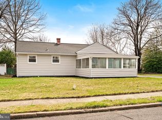 2 Shelburne Dr, Ewing, NJ 08638