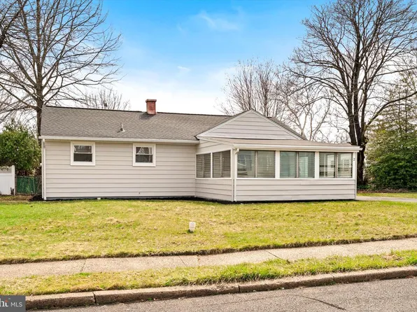 2 Shelburne Dr, Ewing, NJ 08638