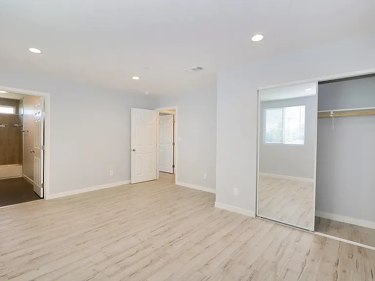 8921 S San Pedro St #A — Photo 17