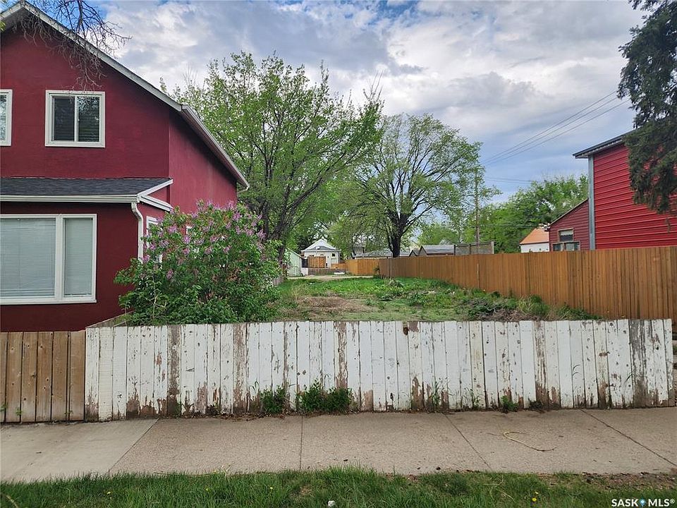 2nd image of 403 H AVENUE S