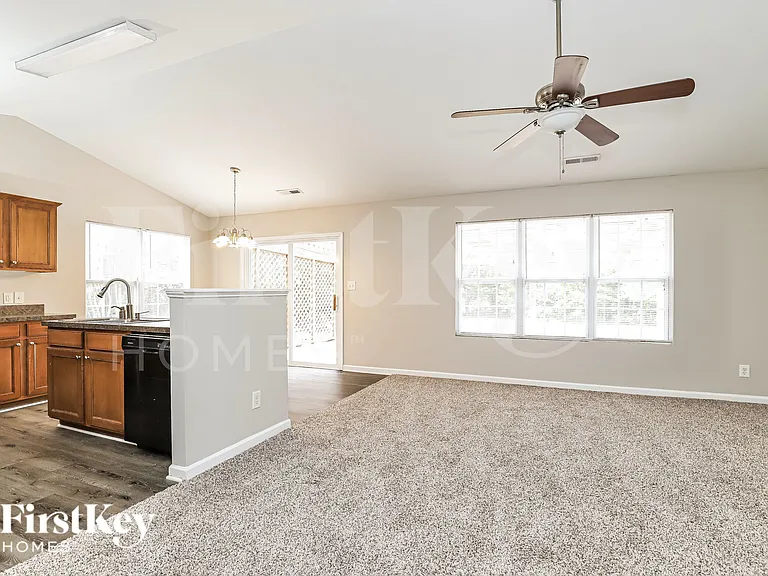 136 Rockbridge Ct — Photo 7