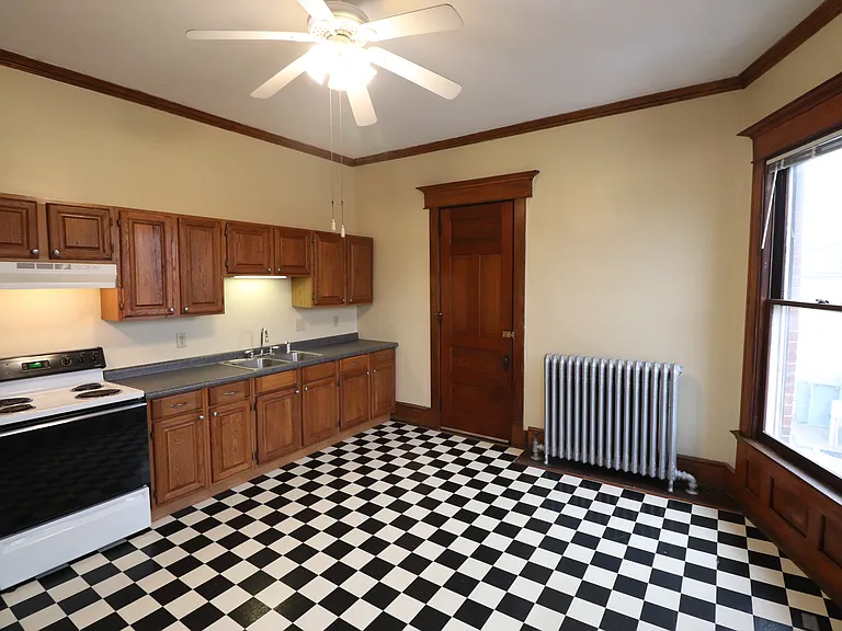 Beautiful and Unique Victorian Apartment Building — Photo 11