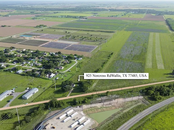 925 Norcross Rd, Wallis, TX 77485