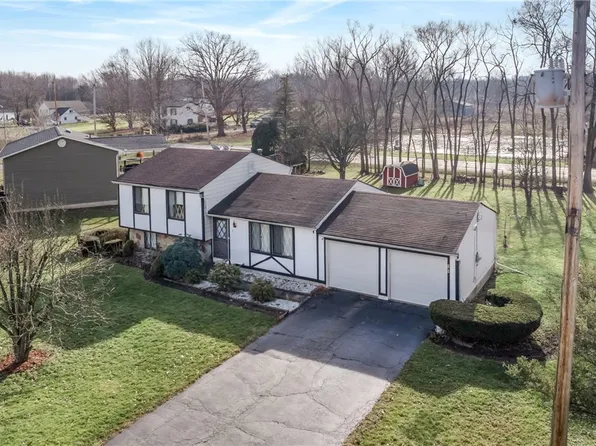 15 Clubhouse Dr, West Middlesex, PA 16159