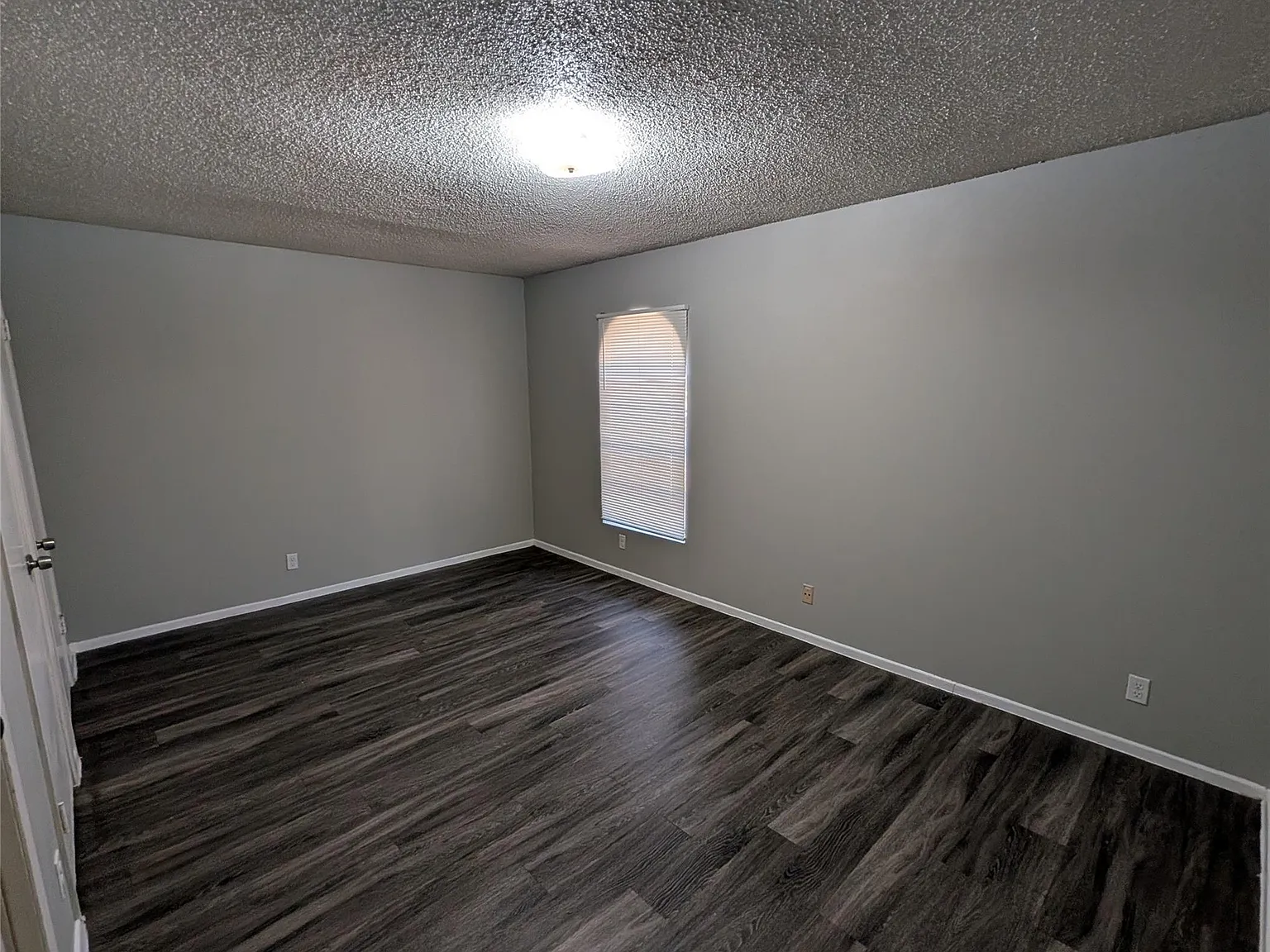 1 bed, 1.0 bath, 700 sqft, $900 — Photo 3
