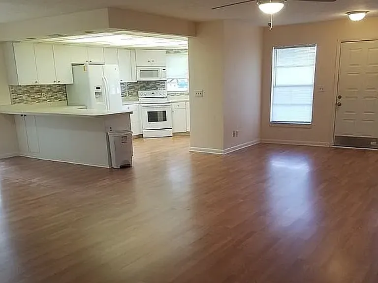 123 Friendly Cir — Photo 2