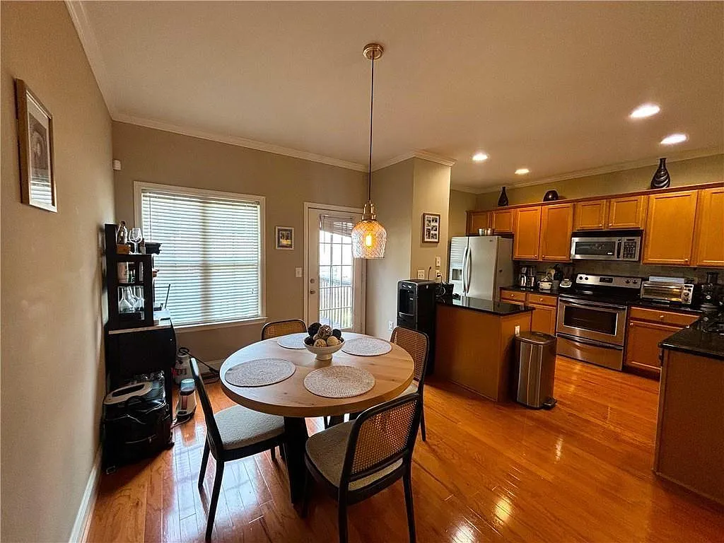 4 bed, 3.5 bath, 2021 sqft, $2,800 — Photo 2