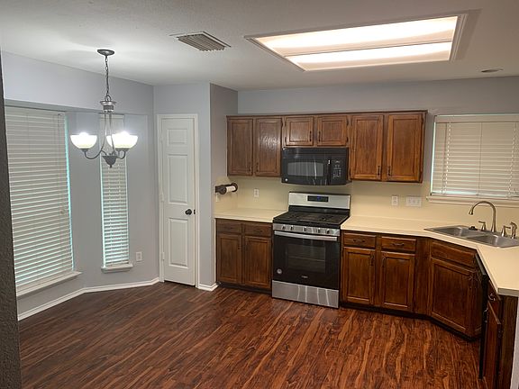 Kitchen has Gas Stove, Microwave, Dishwasher, Pantry and eat-in Dinning area.