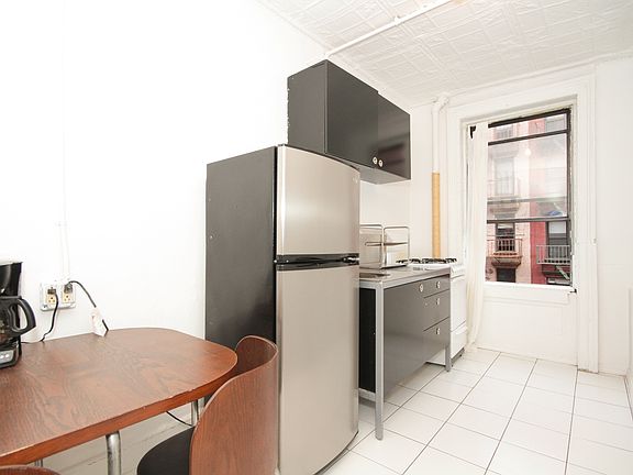 4th image of 241 Elizabeth St APT 3