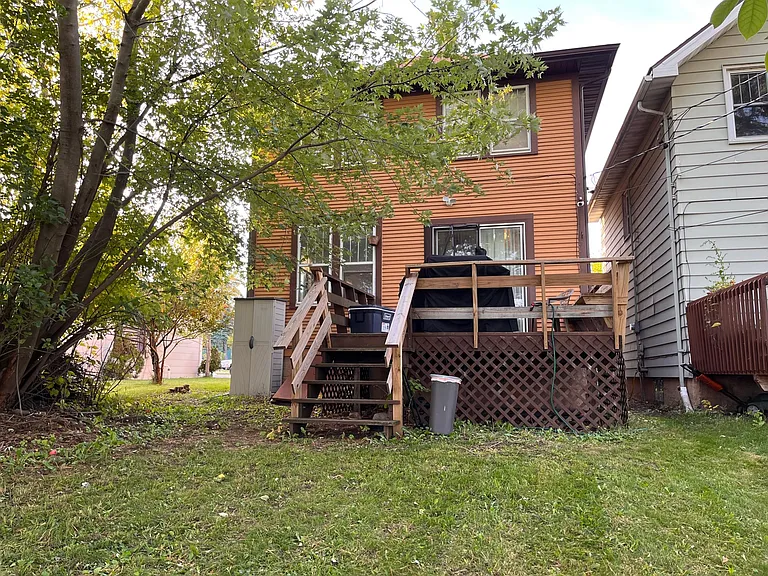 814 E 9th St — Photo 15