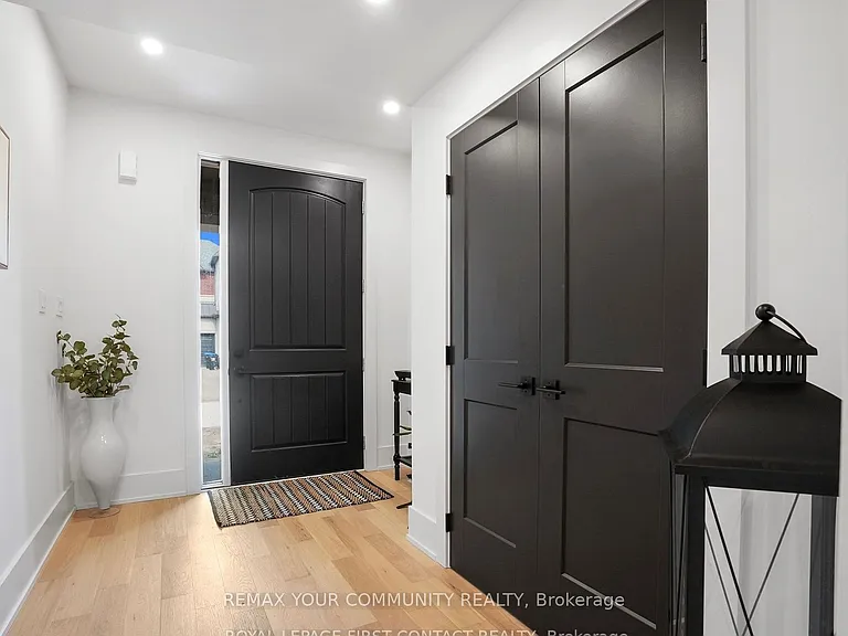 8 Kiernan Cres N — Photo 2