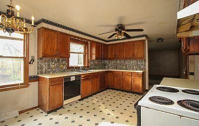 3rd image of 527 Oakridge Dr