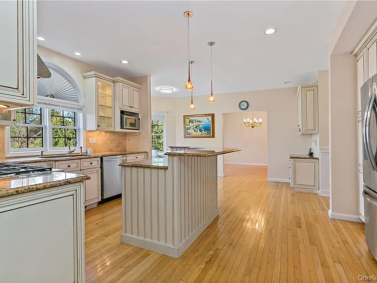2301 Mohansic Ave — Photo 4
