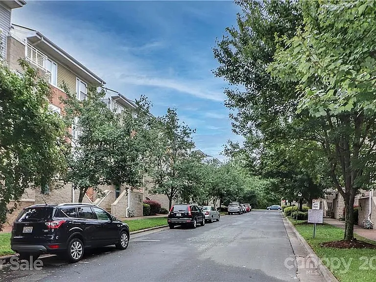 547 Donatello Ave — Photo 27