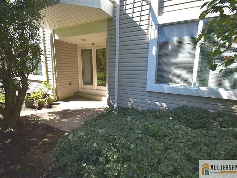 49 Farnham Sq — Photo 21