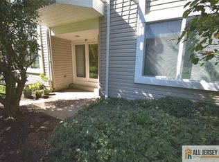 49 Farnham Sq, Parlin, NJ 08859