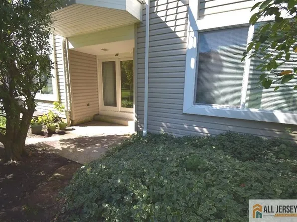 49 Farnham Sq, Parlin, NJ 08859