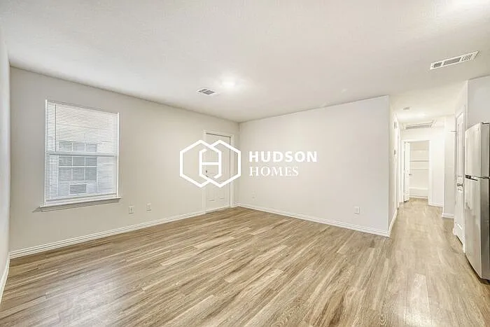 3 bed, 2.0 bath, 872 sqft, $995 — Photo 3