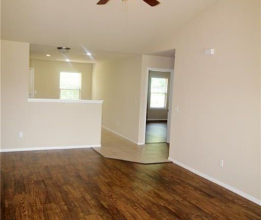 4th image of 400 E Laurel Ave