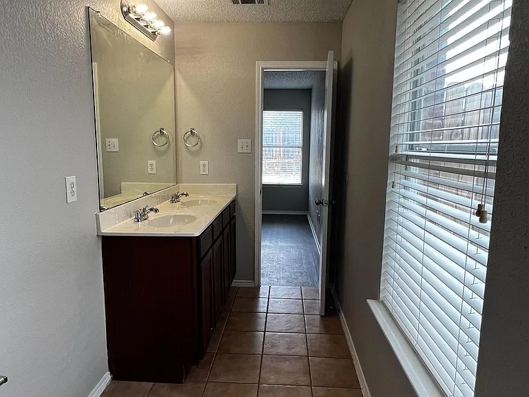 1601 Hedgewood Trl — Photo 5