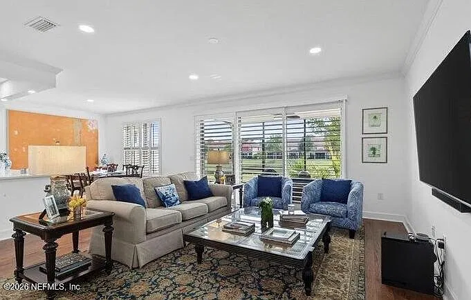 3 bed, 2.5 bath, 2075 sqft, $2,900 — Photo 3