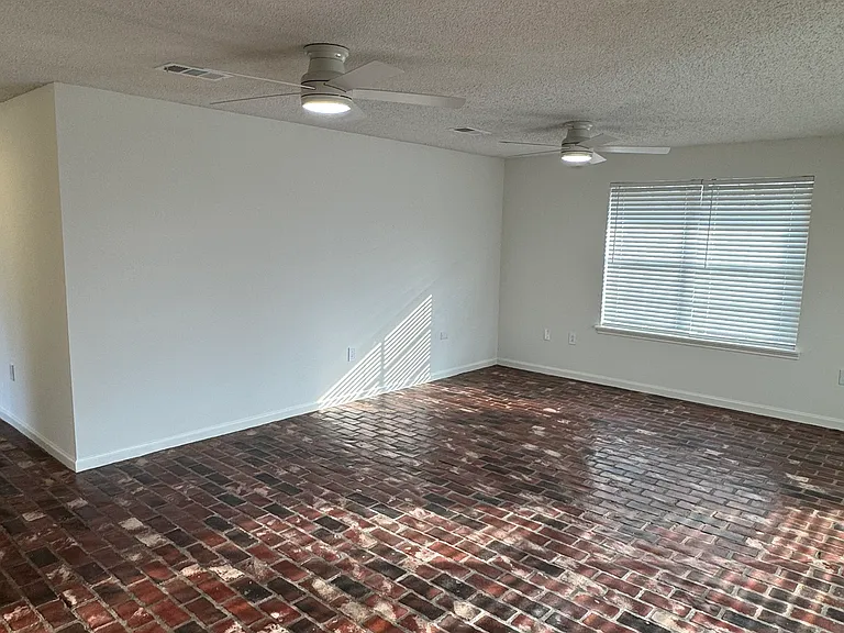 1413 Briarhurst Dr — Photo 10