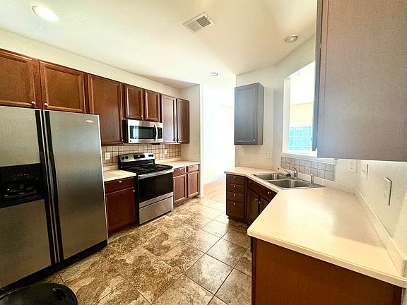 Large kitchen with 42 inch cabinet, stone counter
