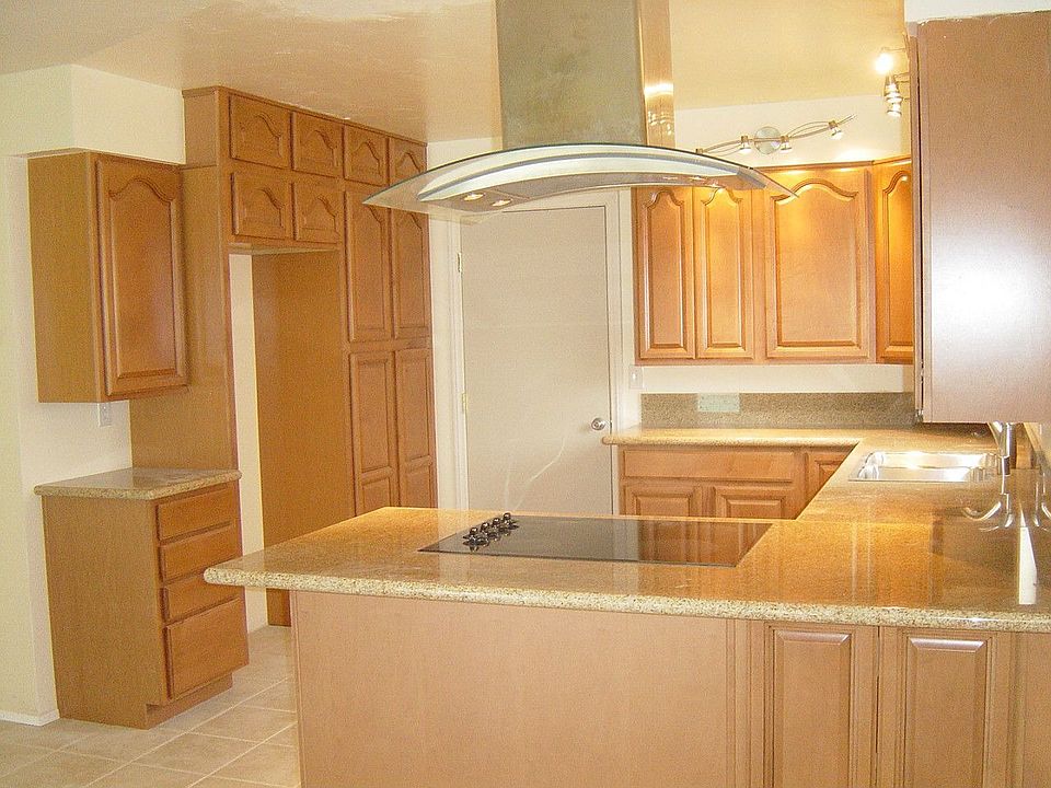 Granite counters, stainless-steel appliances!