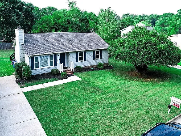 725 E Cardinal Dr — Photo 1