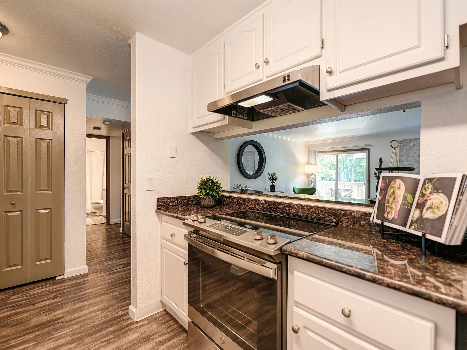 Harbor Oaks Apartments — Photo 3