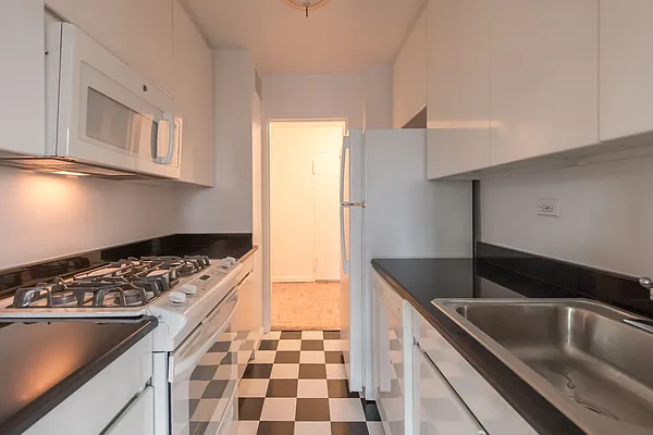 Rented by Solow Realty | media 8