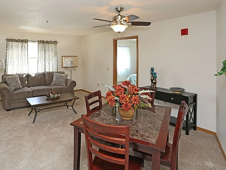 BAY MANOR APARTMENTS — Photo 17