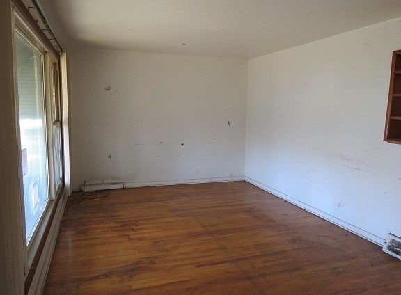 3rd image of 4616 S La Crosse Ave