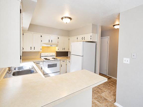4th image of 5705 S Pearl St APT 4