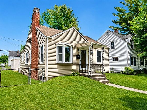 3rd image of 876 Montrose Ave