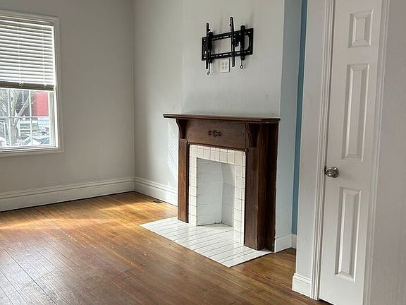 4th image of 1546 Saint Clair St #A