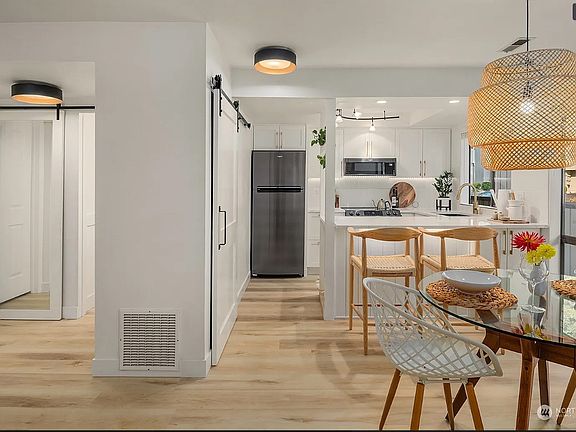 4th image of 10819 NE 37th Pl APT 108