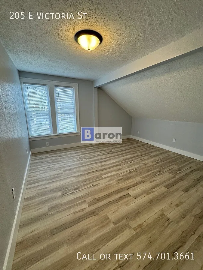205 E Victoria — Photo 2