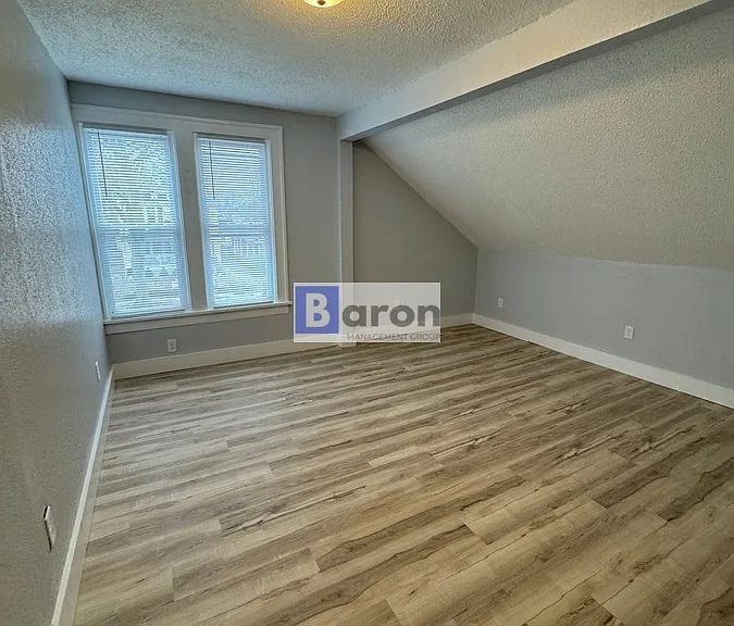 205 E Victoria St — Photo 2