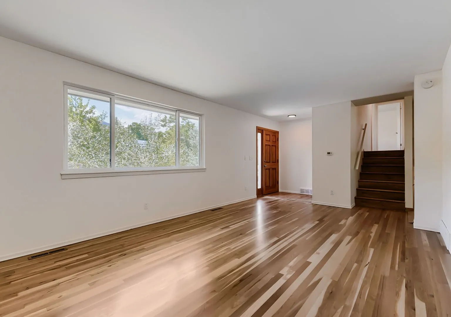Beautiful 3-Bedroom Home with Large Backyard & Mountain Views — Photo 3
