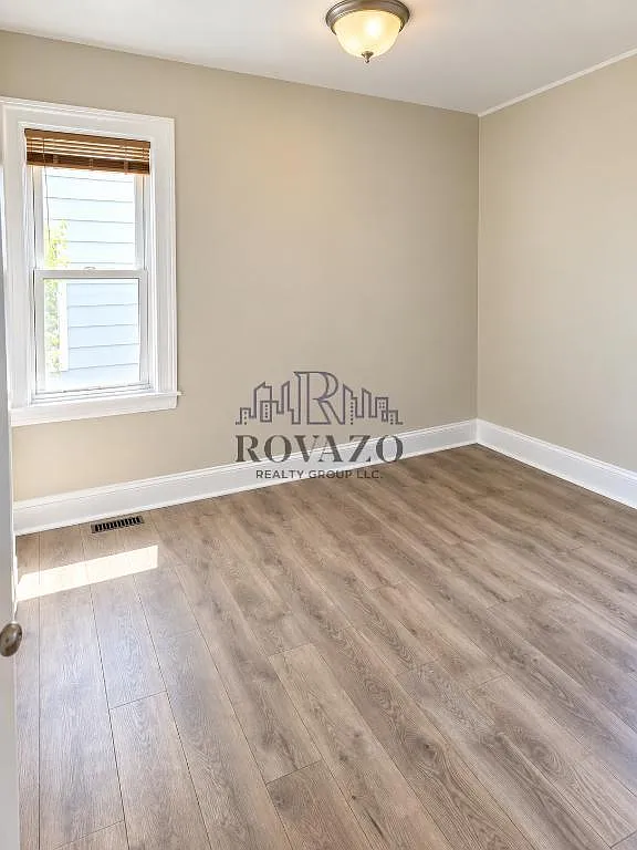 3 bed, 1.0 bath, 800 sqft, $2,150 — Photo 3