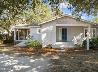 203 Savannah Ave, Morehead City, NC 28557