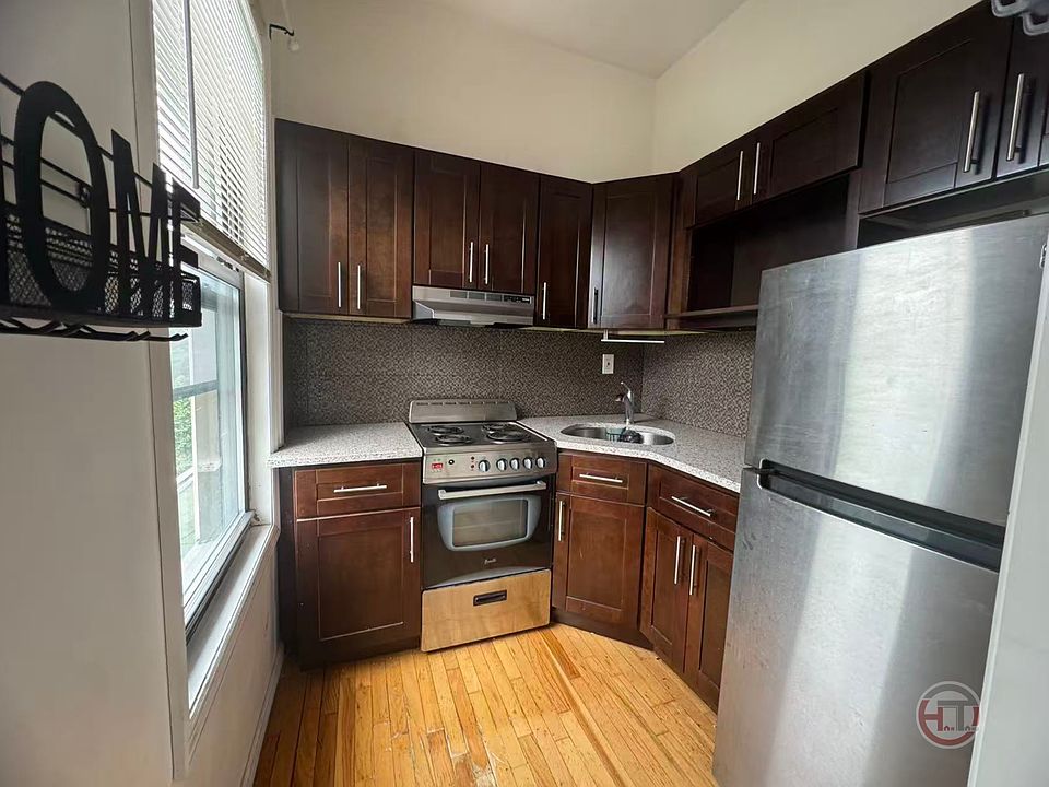 1st image of 833 Kinsella St #2