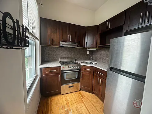 833 Kinsella St #2 Photo 1 833 Kinsella St #2 Photo 1