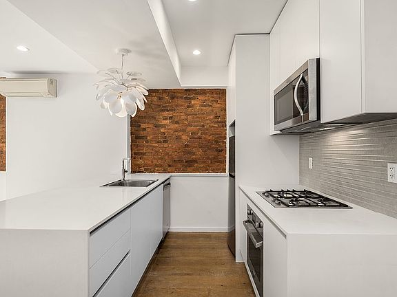 3rd image of 43 Halsey St APT 1