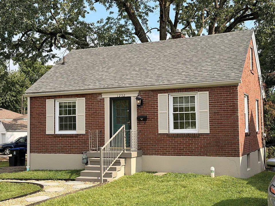 1252 Bourbon Ave