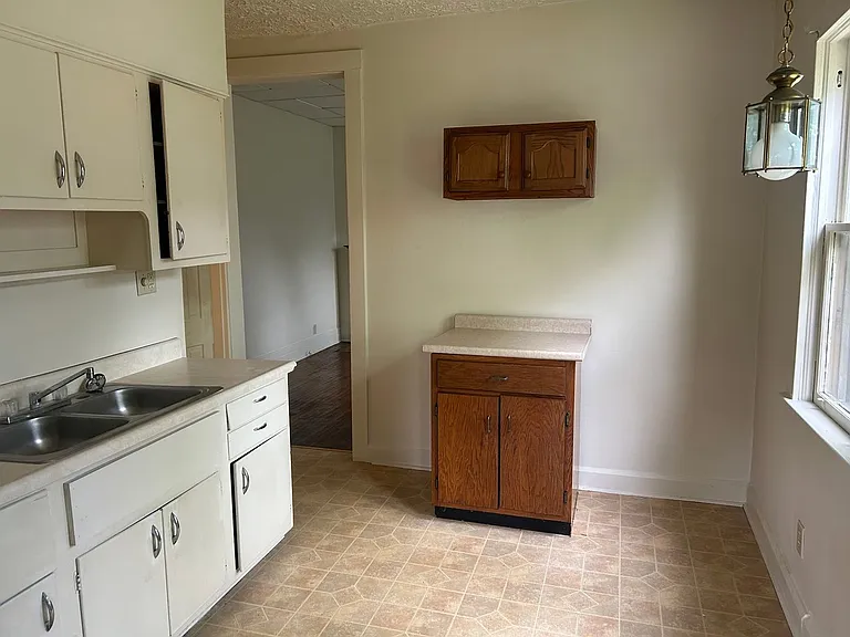 429 W Charles St — Photo 7