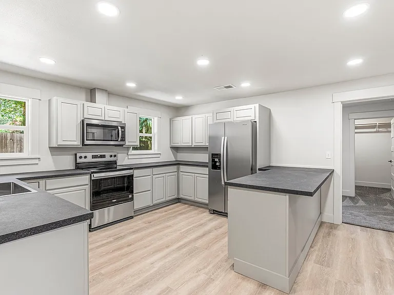 305 W 8th St — Photo 5