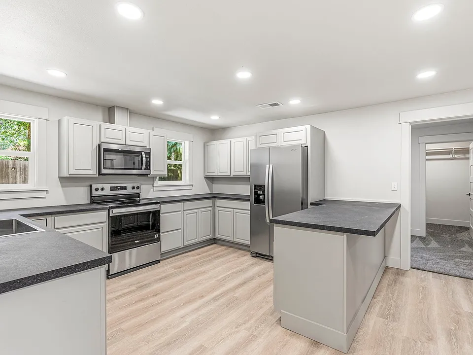 305 W 8th St